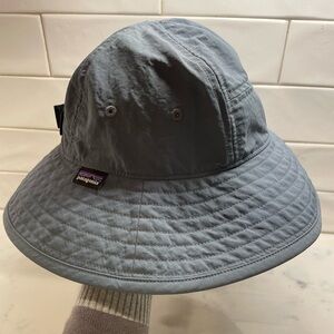 Patagonia Brimmed Sun Hat. New. Draw Strap and Adjustable Brim. Grey. Size Small